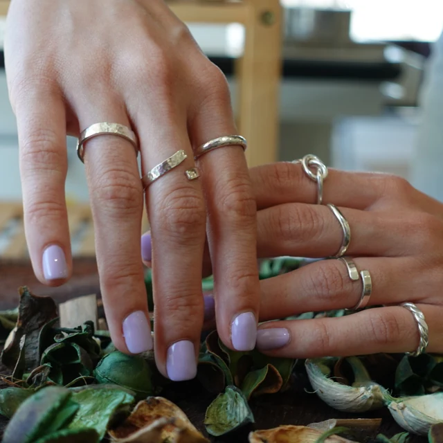 Mãos com anéis do Atelier by Catarino, fotografia usada no website da marca
