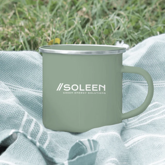 Identidade Soleen aplicada numa caneca verde num cenário ao ar livre